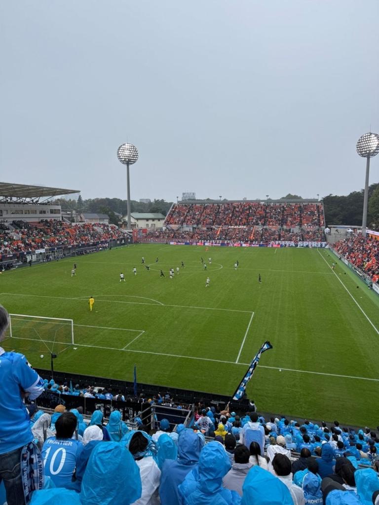 ビジター席から見たピッチ